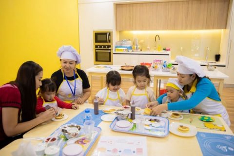 Cách dạy trẻ em làm bếp an toàn trong nhà bếp từ sơ sinh đến 10 tuổi