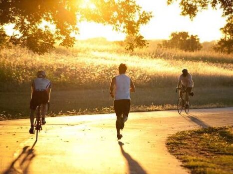Đạp xe và chạy bộ cái nào tốt hơn cho sức khỏe, tinh thần?