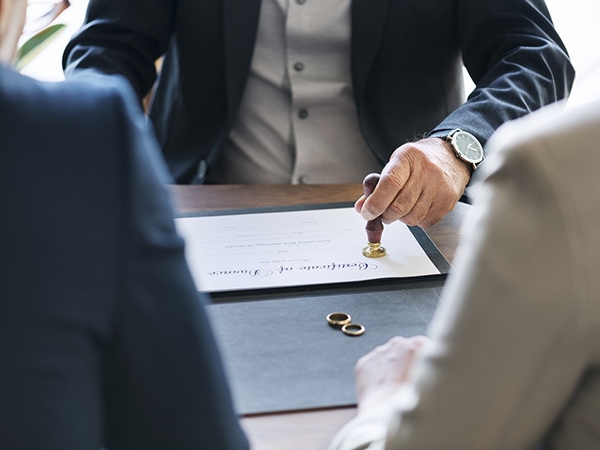 Hai bên cần mang theo đầy đủ các giấy tờ và thông tin cá nhân